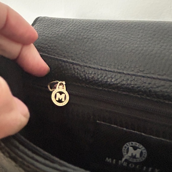 Have you met MetroCity??? This Black Crossbody Bag. Pebble Leather from Italy? - Picture 8 of 9